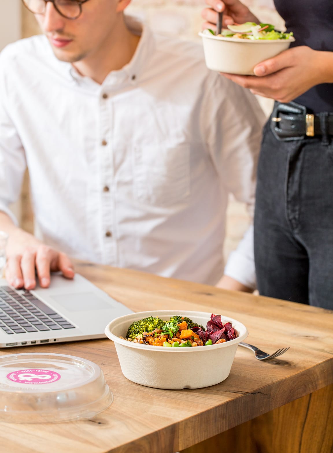 studio nunc beets&roots case photo of people eating in office