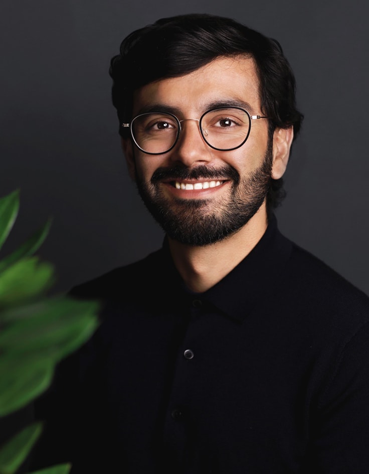 studio nunc team elliot lächelnd in einem schwarzen Hemd