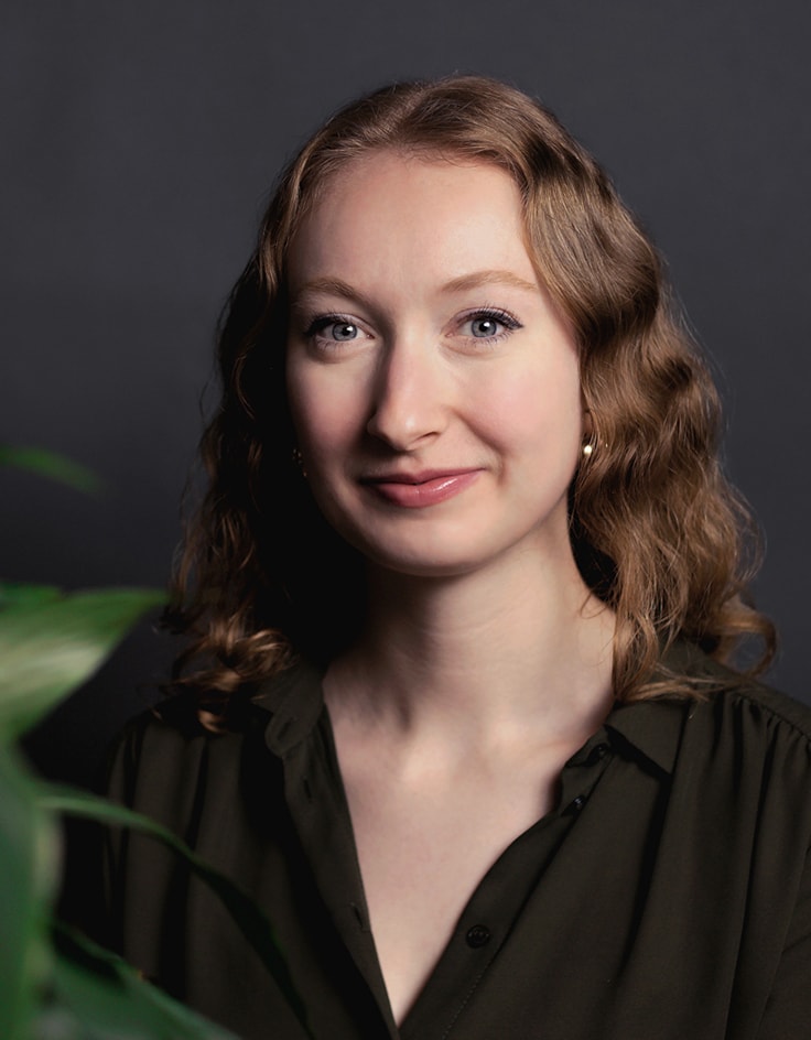 studio nunc team madleen lächelnd in einer dunkelgrünen Bluse