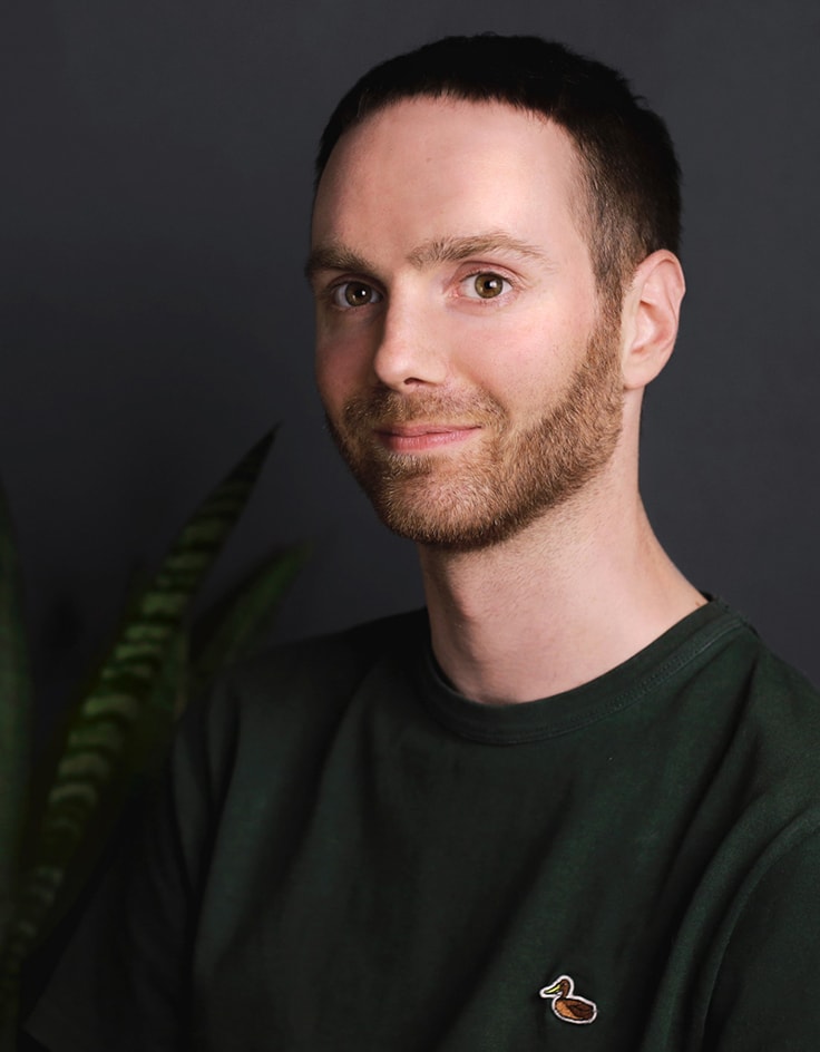 studio nunc team max lächelnd in einem grünen Shirt