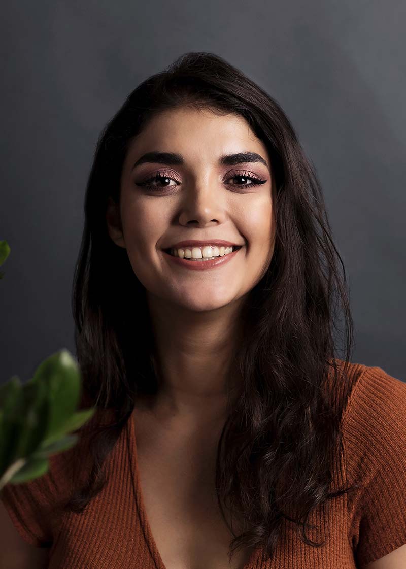 studio nunc team monica lächelnd in einem braunen Shirt